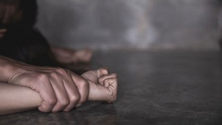 भारतमा एक नेपालीले १० हजारमा अर्काको श्रीमती किनेर श्रीमान् कै अघि बलात्कार गरी फरार