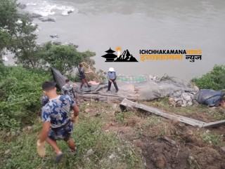 एकाबिहानै कुरिनटार स्थित धारापानीबाट त्रिशुलीमा ट्रक खस्यो, ३ जना घाईते