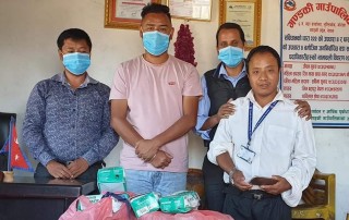 नमस्ते किड्सका सगुन गुरुङद्वारा गण्डकी गाउँपालिकाका विद्यालयहरुलाई ७ हजार मास्क सहयोग