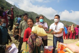 सपना भिलेजसँगको सहकार्यमा इच्छाकामना गाउँपालिकाले चेपाङ गाउँमा बाड्यो दशैं राहत