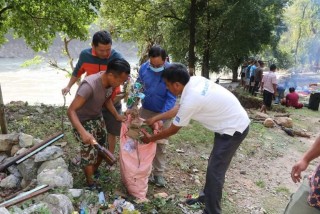 देवघाटको छरछरे झरनामा सरसफाइ  कार्यक्रम सम्पन्न