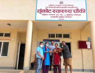 शहिद लखन बुंकोटको स्वास्थ्य चौकी र विद्यालयलाई सहयोग
