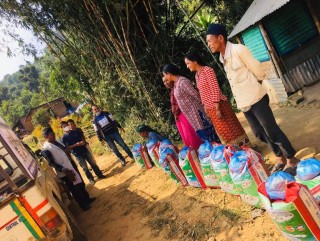 शहिद लखन ताक्लुङका अतिविपन्न एकल महिलाहरुलाई दशैँ कोसेली स्वरुप खाद्यान्न सहयोग