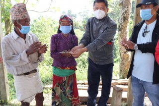 दशैको बेला देवघाटका अग्नि पिडित गुरुङलाई २९ हजार रुपैयाँ आर्थिक सहयोग