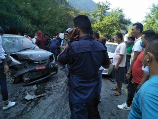 आँबुखैरेनीमा छुट्टा छुट्टै दुई सवारी दुर्घटनामा परि ५ जना घाइते