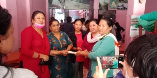 मुग्लिन बजारमा स्वर्गीय बाबुको स्मृतीमा छोरीहरुद्वारा स्थानीय संघसंस्थाहरुलाई गरे लाखौ रुपैयाँ सहयोग