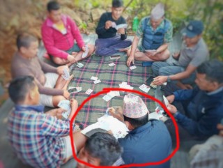 गोरखा नगरपालिकाको एक वडा : जहाँ सेवा लिन कार्यालयमा होइन, तासको खालमै पुग्नुपर्छ जनता