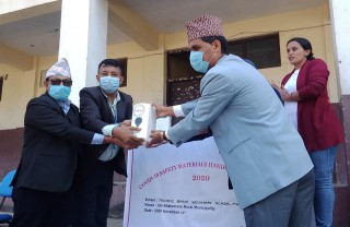 मुग्लिनको त्रिवेणी बराह माविलाई हेल्पकोड नेपालद्वारा स्वास्थ्य सामाग्री सहयोग