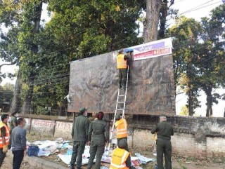 भरतपुर महानगरद्वारा अनधिकृत राखिएका होर्डिङबोर्ड हटाउन सुरु