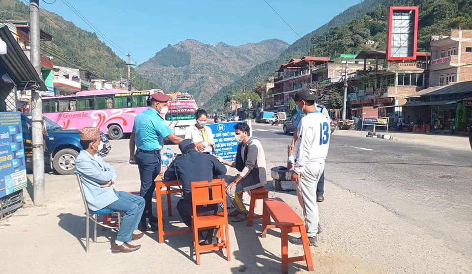 मुग्लिनमा चालक र सहचालकको राजमार्ग मै स्वास्थ्य परिक्षण