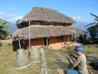 बन्दाबन्दीको समयमा चोयाबाट विभिन्न सामाग्री बनाई ६० हजार आम्दानी