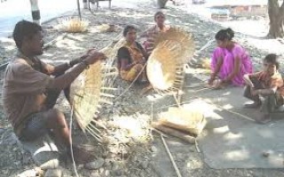 छठ सुरु भएसँगै बाँसको सामग्री बनाउन मरिक समुदाय व्यस्त