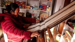 गोरखा अजिरकोटकी सानमायाले हाते तानबाट बुनेको कपडा युरोप, अमेरिका पुग्यो