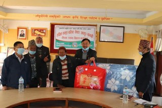 आँबुखैरेनी वडा ५ का ज्येष्ठ नागरिकलाई न्यानो कपडा वितरण
