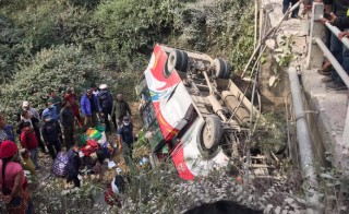 आँबुखैरेनी गाउँपालिका अगाडी खोल्सामा यात्रु बस खस्यो, १७ जना घाईते