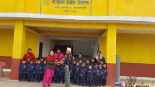 अष्ट्रेलिया निवासी गुरुङले गरे गोरखा भुम्लीचोकका विद्यार्थीहरुलाई पोशाक हस्तान्तरण