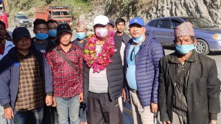 तनहुँका सांसद किसानलाई देवघाट बगन्दीका जनताको प्रश्नः "सांसद ज्यु हामीलाई मोटर बाटो खै?"
