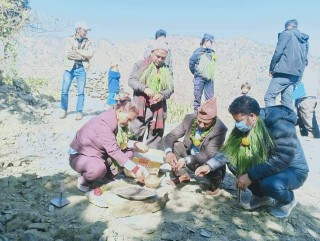 इच्छाकामनाको विकट गाउँ थाप्राङमा एक घर एक धारा बनाउने अभियान सुरु, गापा अध्यक्ष गुरुङ र उपाध्यक्ष श्रेष्ठद्वारा शिलान्यास