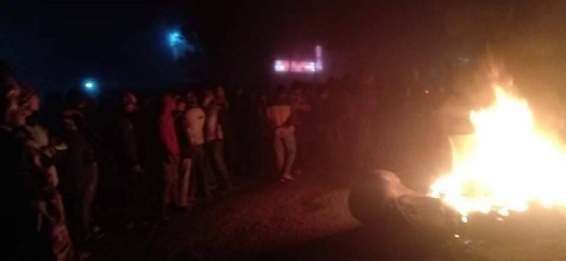नवलपरासीमा प्रहरी र स्थानीयबीच झडप, प्रहरीको कुटाइबाट ट्र्याक्टर चालकको ज्यान गएको भन्दै पूर्व–पश्चिम राजमार्ग बन्द 