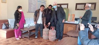 भूतपूर्व विद्यार्थीद्वारा आँबुखैरेनीको रामशाह माविलाई २ वटा सिलिण्डर ग्यास सहयोग