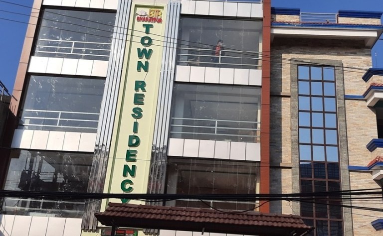 विदेशको कमाई स्वदेशमा लगानी गर्दै युवा, भरतपुरमा खोल्यो टाउन रेसिडेन्सी होटल