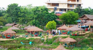 मुख्य याममै पर्यटक घटेपछि सौराहाका व्यवसायी निरास