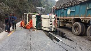 चुम्लिङ्गटारमा कुखुरा बोक्ने बोलेरो पिकअप भ्यान दुर्घटना, राजमार्ग एकतर्फी