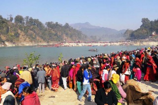 कोरोनाका कारण यसपटकको माघेसक्रान्तिमा देवघाटमा स्नान गर्न आउनेको कमी