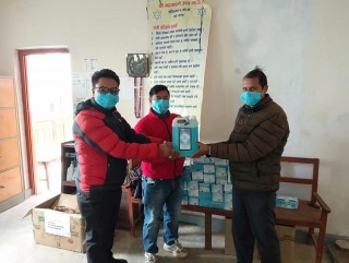 भुम्लिचोकको भद्रकाली माविलाई पूर्व विद्यार्थीहरुद्वारा स्वास्थ्य सामाग्री सहयोग
