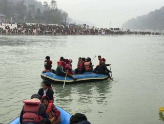 कोरोना कहरकै बिच देवघाटमा स्नान गर्नेको ओइरो