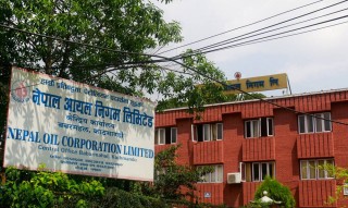 आयल निगमले भन्यो : इन्धन अभाव छैन, अनावश्यक भण्डारण नगर्नू