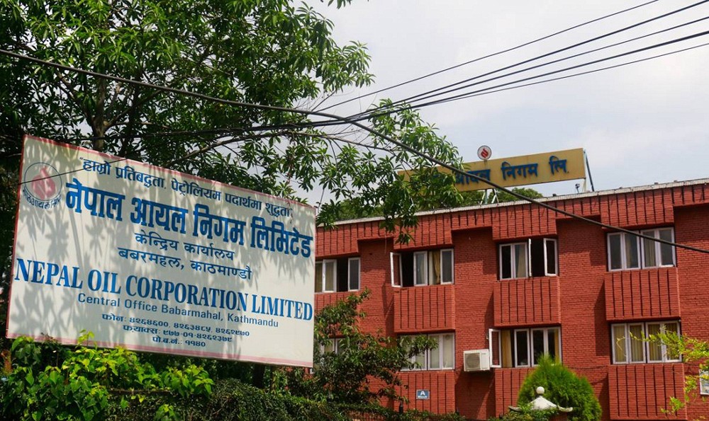 आयल निगम ५२ रुपैयाँ पेट्रोल किनेर ११० मा बेचिन्छ, तैपनि भन्छ घाटा भो !