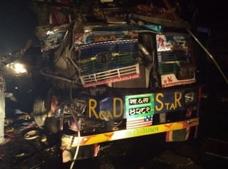 चितवनको राप्तीमा मकालु बस ट्रक ठोक्किदा १ को मृत्यु २ घाईते