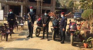 चोरीको मोटरसाईकल सहित लमजुङका युवा गोरखामा पक्राउ