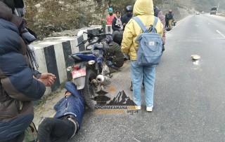 ब्रेकिङ न्युजः मुग्लिन–नारायणगढ सडकको कालीखोलामा मोटरसाईकल दुर्घटना, २ जना घाईते