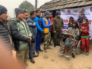 लायन्स क्लब अफ लालबन्दी सिटिद्वारा अशक्तलाई ह्विल चेयर सहित नगद सहयोग