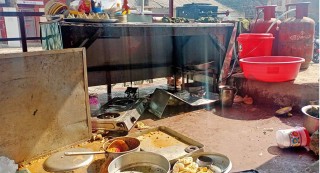 जनकुपरमा बन्दमा चिया पसल खोलेको भन्दै तोडफोड, पसल तोडफोड गर्दा पकाउदै गरेको तेल पोखिएर ६ महिने सुत्केरी सहित २ जना घाईते