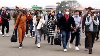 क्रिकेट खेल्न चितवन आइपुगेका कलाकार र खेलाडीहरुलाई भव्य स्वागत