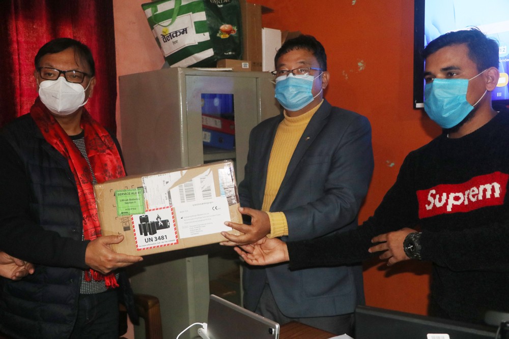 मनकामना केवलकारद्वारा मुग्लिन हाईवे हस्पिटललाई पोर्टेबल इसिजी मेसिन प्रदान