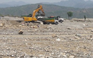 आँबुखैरेनी र भानुमा अवैध रुपमा नदीजन्य सामाग्री उत्खनन् गर्ने सवारीलाई जरिवाना