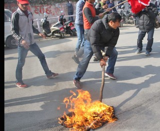 इन्धन मूल्य वृद्धिका कारण क्याम्पस अगाडि अनेरास्ववियूद्धारा प्रदर्शन