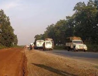 नारायणगढ-गोन्द्राङ ६ लेन सडक विस्तारमा बिजुलीको पोल बाधक बन्दै
