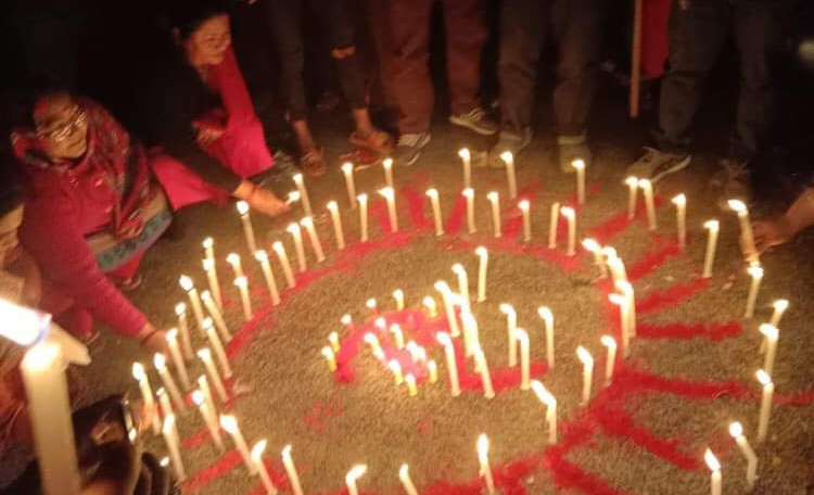 अदालतको फैसलाको खुशीयालीमा कुरिनटारमा दाहाल–नेपाल पक्षद्वारा दिप प्रज्वलन