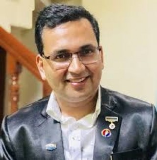 जन्मदिनको अवसरमा डा.अधिकारीले  गरे  विपन्न कोषलाई सहयोग
