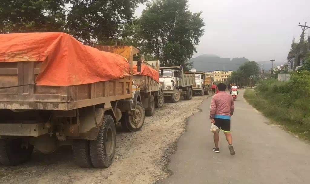 अवैध रुपमा नदीजन्य सामाग्री उद्खनन् गरेको भन्दै तनहुँ प्रहरीले समात्यो ७ वटा टिप्पर र १ एक्साभेटर