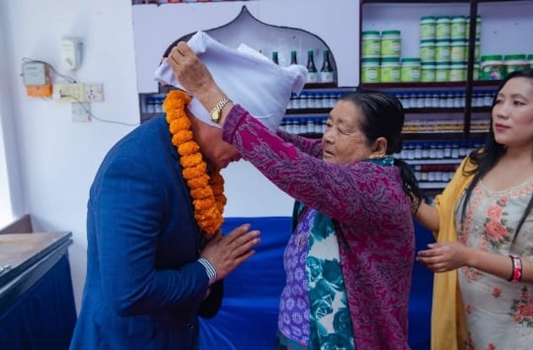 किरण होमियो फार्मेसी पोखराद्वारा सञ्चारकर्मी मानु कोन्मे गुरुङलाई सम्मान 