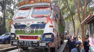 मापदण्ड विपरित भार बोक्ने सवारीसाधनलाई कारबाही गरिने 