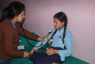 खाँडाचक्रमा विद्यालय नर्स कार्यक्रम प्रभावकारी बन्दै, विद्यार्थी बिरामी हुँदा विद्यालयमै प्राथमिक उपचार 