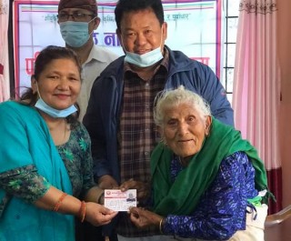 आँबुखैरेनीका १ सय वर्षीया मनकुमारीले बल्ल पाईन ज्येष्ठ नागरिक कार्ड