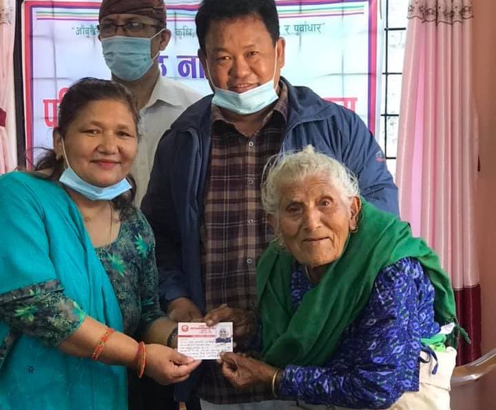 आँबुखैरेनीका १ सय वर्षीया मनकुमारीले बल्ल पाईन ज्येष्ठ नागरिक कार्ड